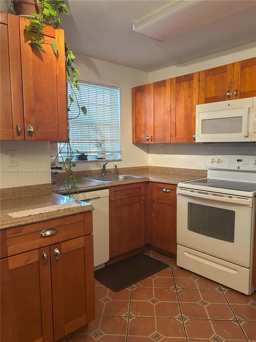 apt-103-8897 Fontainebleau Blvd, Miami, FL, 33172-4422 | Card Image