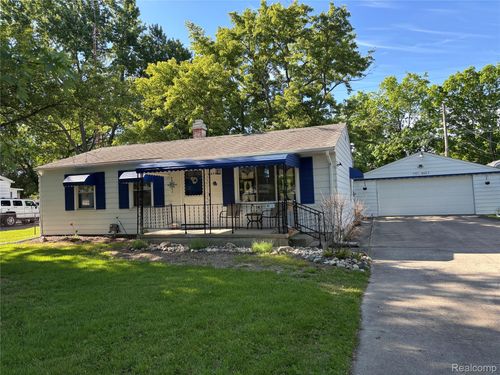 6405 Springdale Blvd, Grand Blanc, MI, 48439-8551 | Card Image