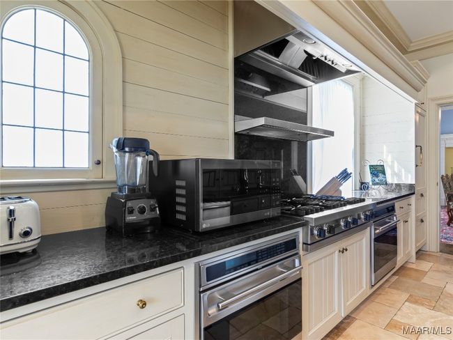 Gourmet kitchen | Image 14