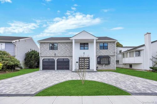 94 Jeffery Ln, Oceanside, NY, 11572-5936 | Card Image