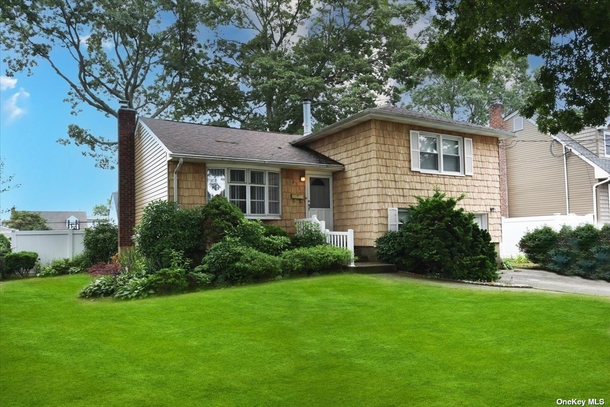 Von Huenfeld St, Massapequa Park, NY 11762
