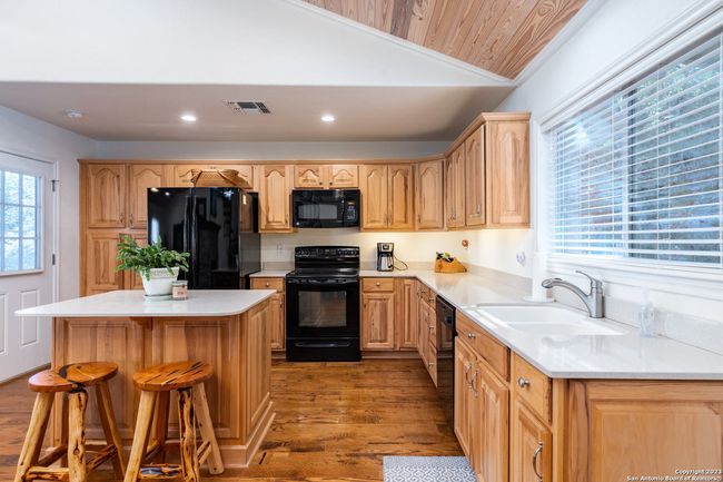 546 Beulah Pl, House other with 3 bedrooms, 3 bathrooms and null parking in Utopia TX | Image 18