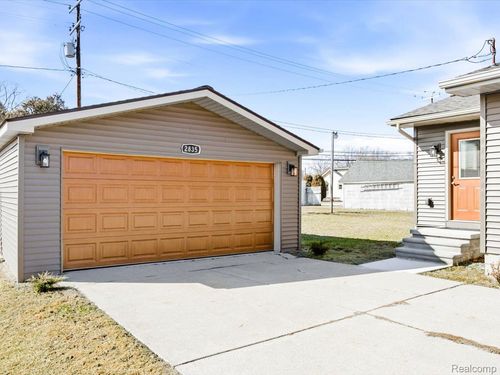 2835 17th Ave, Port Huron, MI, 48060-1803 | Card Image