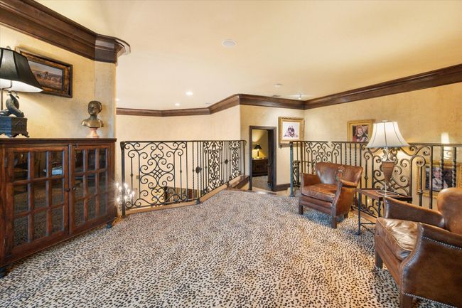 Upstairs living area | Image 31