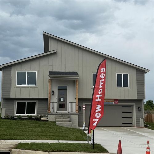 2112 Se Oak Ridge Dr, Oak Grove, MO, 64075-9491 | Card Image