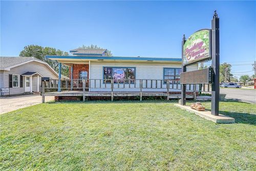 1012 W 3rd St, Elk City, OK, 73644-5214 | Card Image