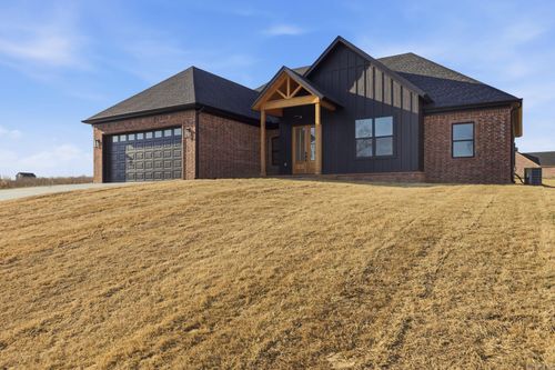 211 Michelle Dr, Beebe, AR, 72012-8025 | Card Image