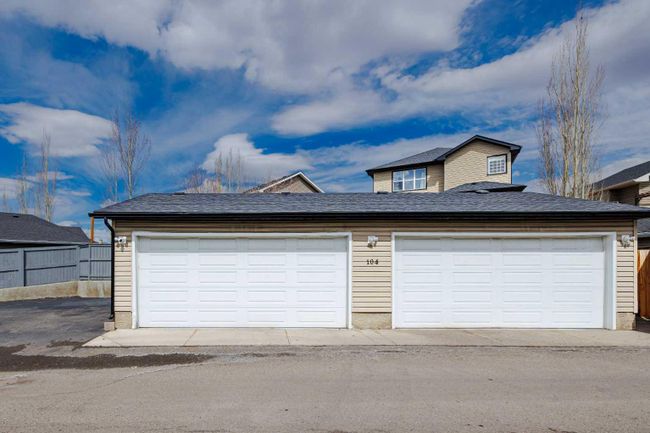 104 Prestwick Manor Se, Home with 4 bedrooms, 3 bathrooms and 8 parking in Calgary AB | Image 3