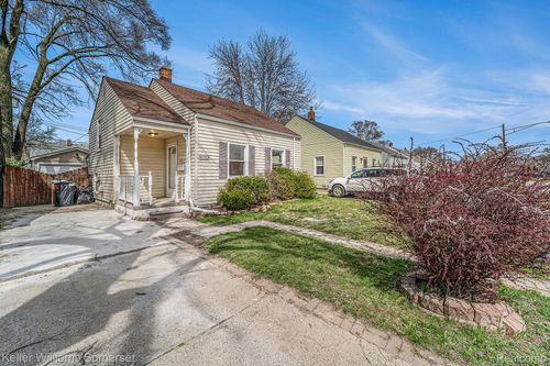 8043 Kaltz, Center Line, MI, 48015-1336 | Card Image