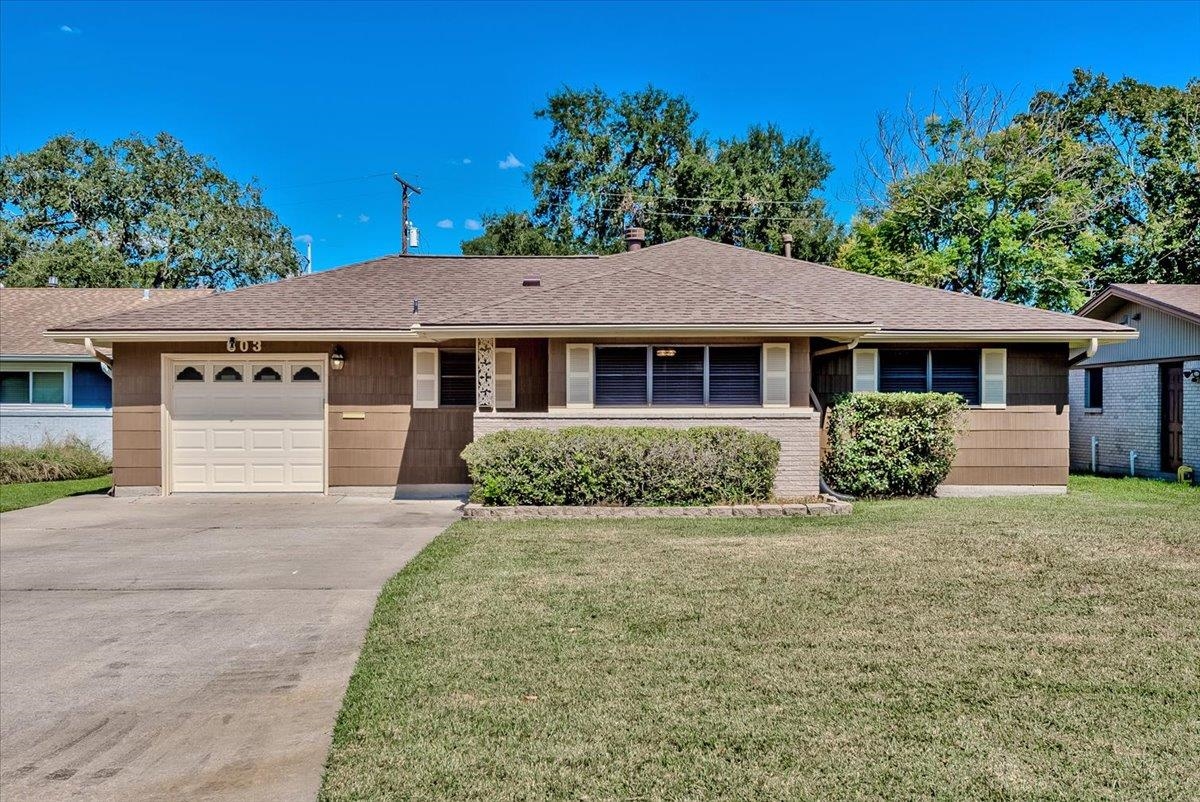 17th St, Nederland, TX 77627