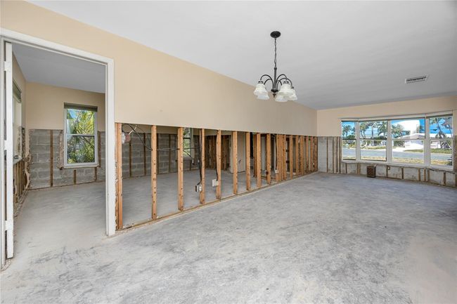 11465 7 Th St E, House other with 2 bedrooms, 2 bathrooms and null parking in Treasure Island FL | Image 15