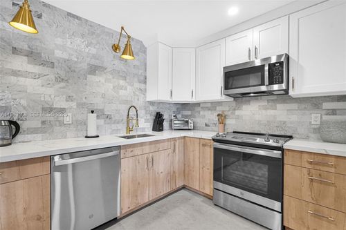 1012 Ne 2nd St, Hallandale Beach, FL, 33009-3565 | Card Image