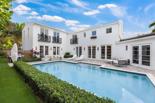 2887 Pine Tree Dr, Miami Beach, FL, 33140-4331 | Card Image