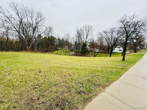 572 Vienna St, Clio, MI, 48420-1310 | Card Image