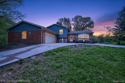 3201 S. Duck Lake Road, Highland Charter Township, MI, 48356 | Card Image