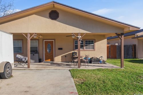 1058 E Weinert St, Seguin, TX, 78155-3850 | Card Image