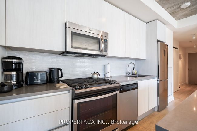 1012 - 111 Bathurst St, Condo with 2 bedrooms, 2 bathrooms and null parking in Toronto ON | Image 6