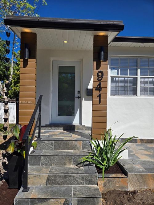 941 Ne 154th St, North Miami Beach, FL, 33162-5815 | Card Image