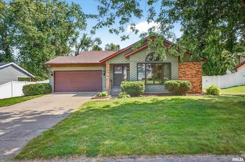 2413 Pioneer Ct, Davenport, IA, 52804-8001 | Card Image