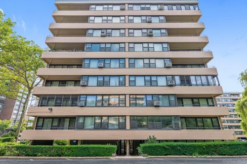 5d-10-10 166 Street, New York, NY, 11357 | Card Image