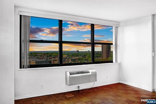 7004 Kennedy Blvd W, Guttenberg, NJ, 07093-8704 | Card Image