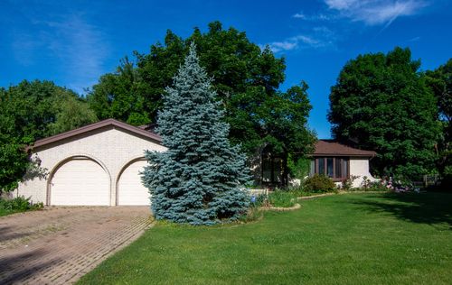 8408 Lakeside Dr, Downers Grove, IL, 60516-4925 | Card Image