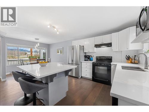 482 Snowsell St N, Kelowna, BC, V1V2C7 | Card Image