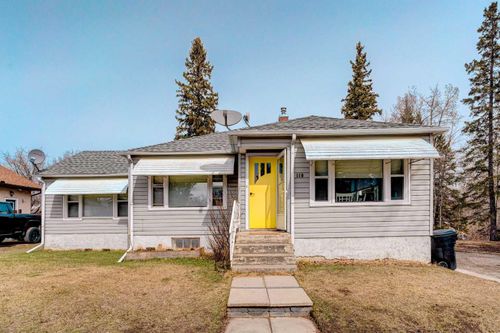 110 1 Avenue Ne, Home with 2 bedrooms, 1 bathrooms and 4 parking in Sundre AB | Card Image