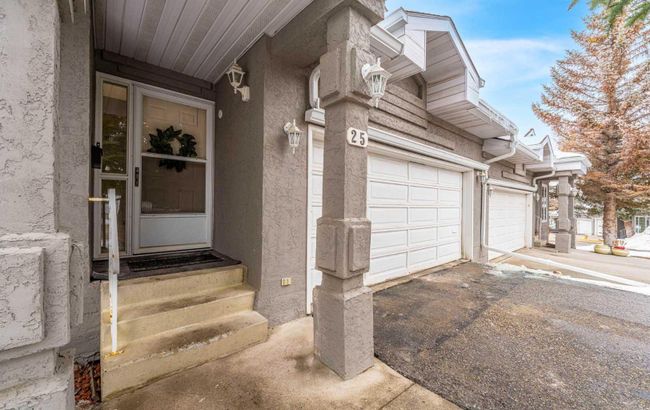25 Gladstone Gardens Sw, Home with 4 bedrooms, 3 bathrooms and 4 parking in Calgary AB | Image 3