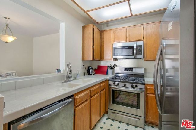 UNIT-2 - 19009 Sherman Way, Condo with 1 bedrooms, 1 bathrooms and 2 parking in Reseda CA | Image 11