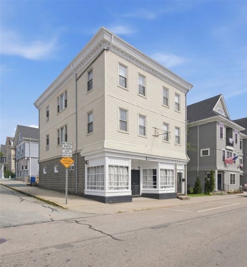 626 Thames St, Newport, RI, 02840-6704 | Card Image