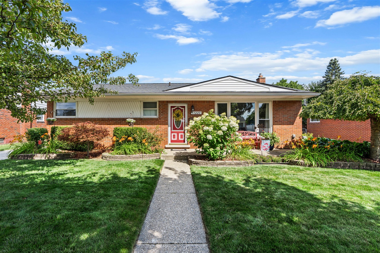 Diamond Dr, Sterling Heights, MI 48314