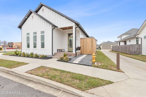 201 Lake Crest Ln, Youngsville, LA, 70592-6670 | Card Image