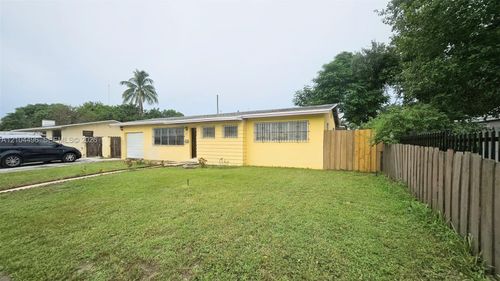 51 195th St, Miami, FL, 33179-3235 | Card Image
