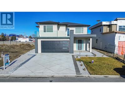 1724 Treffry Pl, House other with 6 bedrooms, 4 bathrooms and 4 parking in Summerland BC | Image 1