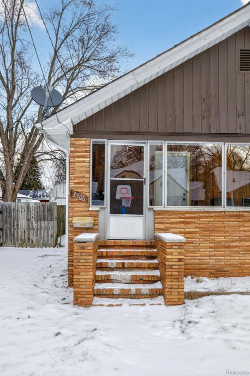 1906 Allegan St, Saginaw, MI, 48602-2759 | Card Image