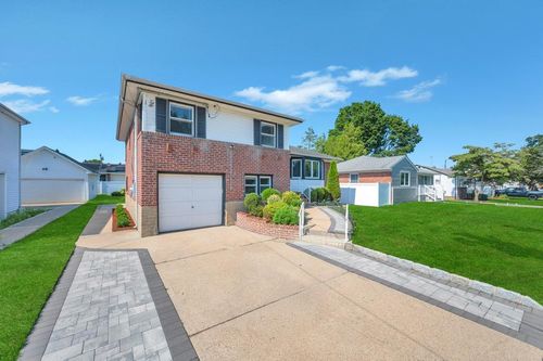 129 8th St, Hicksville, NY, 11801-5454 | Card Image