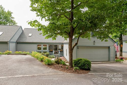 104 Sunny View Ln, Flat Rock, NC, 28731-8562 | Card Image