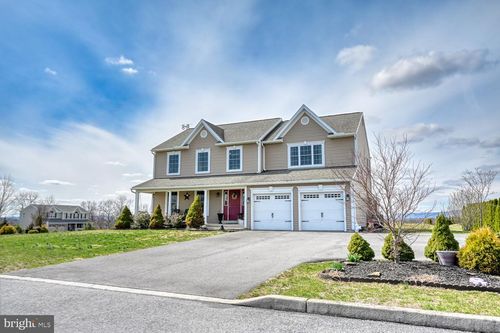 211 Oval Dr, Hamburg, PA, 19526-8535 | Card Image