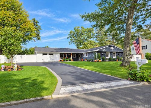 25 Stratton Ln, Stony Brook, NY, 11790-3213 | Card Image