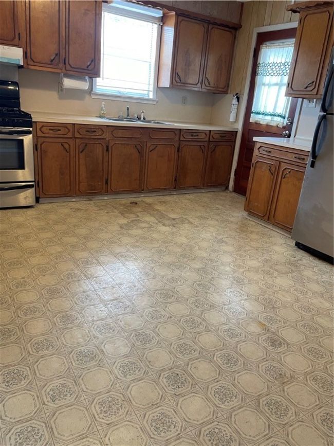 302 Newberry St, House other with 3 bedrooms, 1 bathrooms and null parking in Alice TX | Image 6