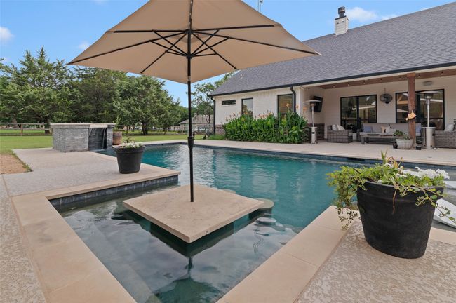 Table for in pool dining! | Image 33