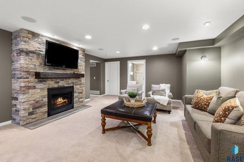 516 N Dominic Ave, Sioux Falls, SD, 57107-0393 | Card Image
