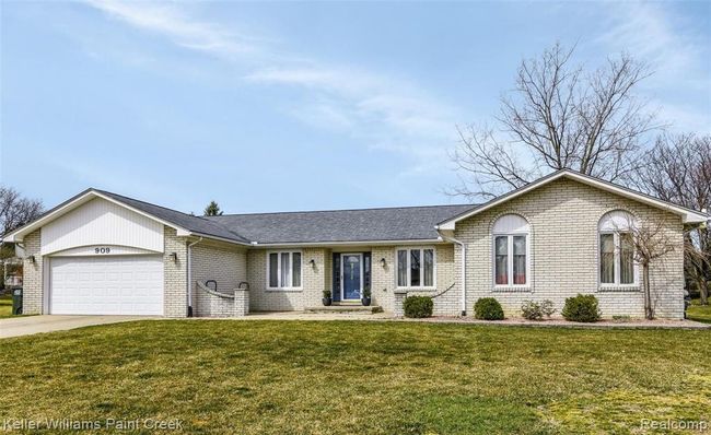 Sprawling Rochester ranch located on a generous lot! | Image 2