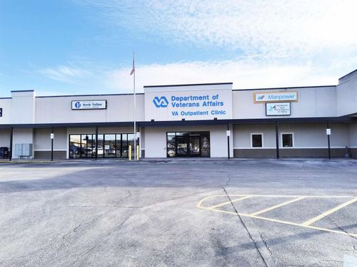 915 Short St, Decorah, IA, 52101-2412 | Card Image