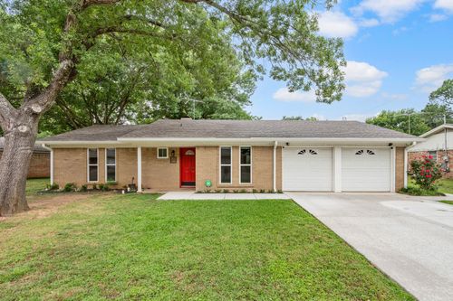 217 Glenn Dr, Hurst, TX, 76053-6112 | Card Image