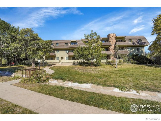 Stunning community grounds with mature landscaping. Take a stroll on summer evenings on the many community walkways. Community picnic tables and stunning community grounds. | Image 28