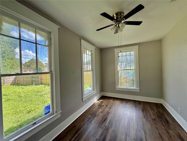 Spare room featuring dark wood finished floors and ceiling fan | Image 15