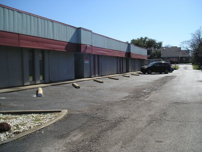 View of uncovered parking lot | Image 18