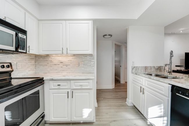 APT-101 - 1035 Lake Shore Dr, Condo with 2 bedrooms, 2 bathrooms and null parking in Lake Park FL | Image 4